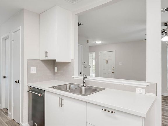 5th image of 1015 E Yager Ln Unit 203