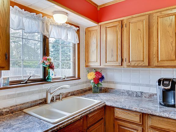 Ceramic tile backsplash