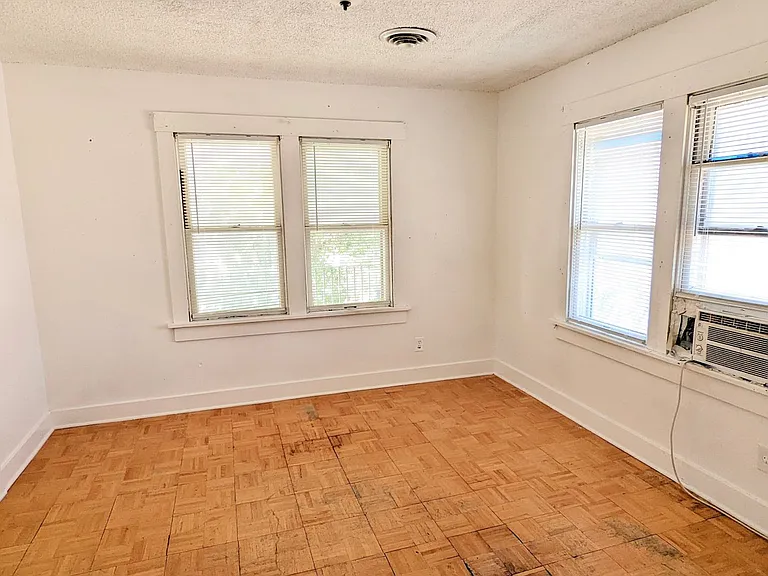 1200 N Severance St — Photo 3
