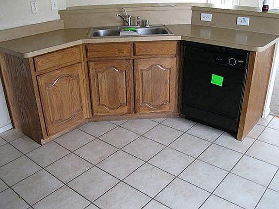 3rd image of 605 Horseshoe Ct