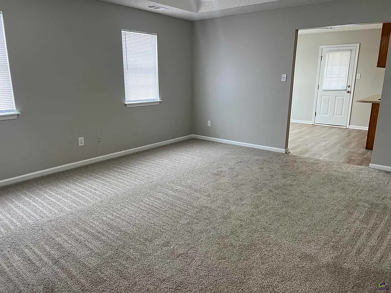 215 Haverhill Cir — Photo 4