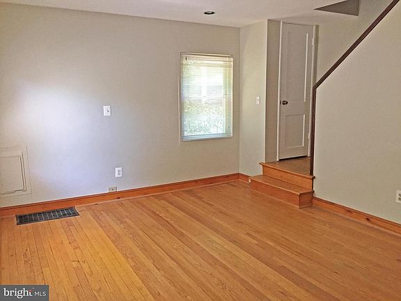 4th image of 1033 S Dinwiddie St