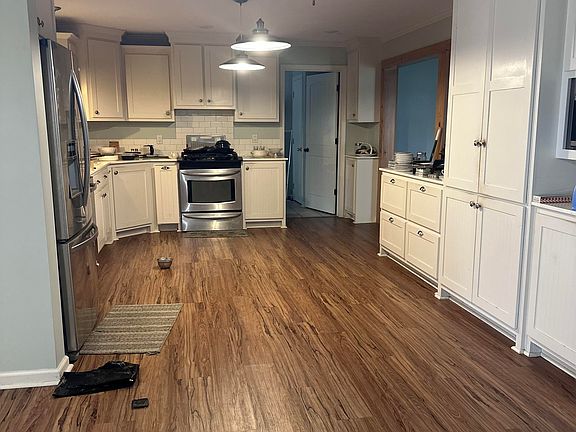 2nd image of 1480 W Oak Ave