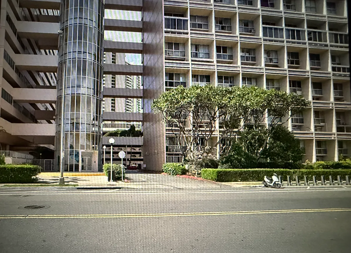 University Ave, Honolulu — Photo 2