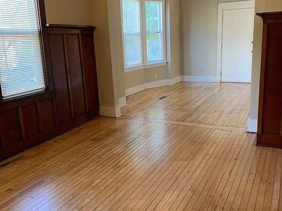 2nd image of 829 E Clarke St #1R