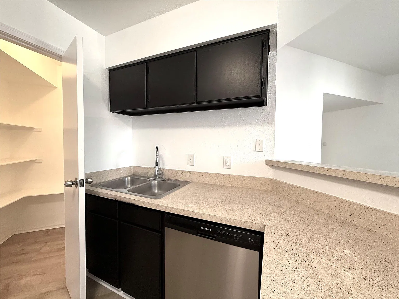 1 bed, 1.0 bath, 762 sqft, $975 — Photo 3