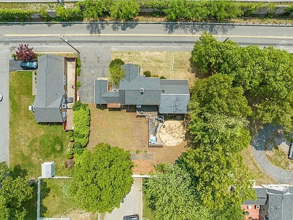 4th image of 136 Moulton Dr