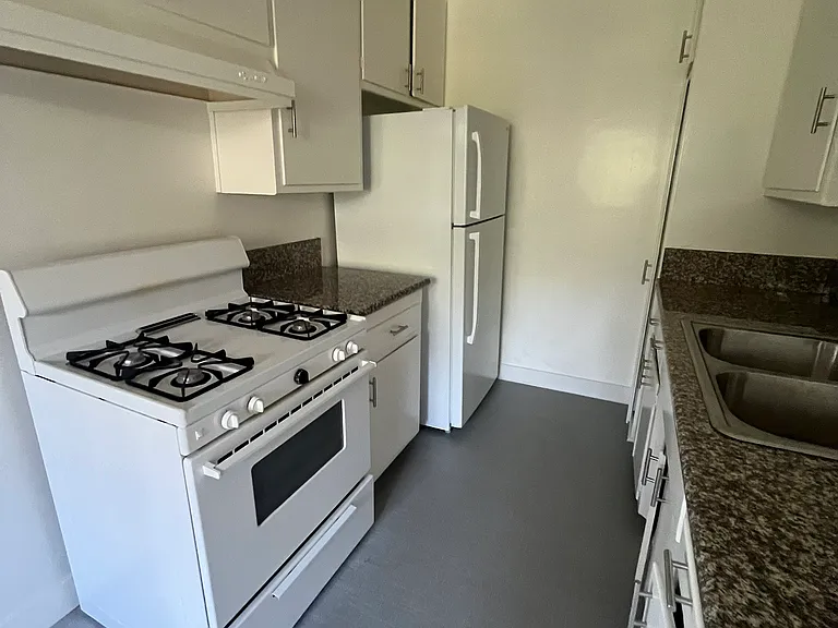 4355 Mammoth Ave #8 — Photo 6