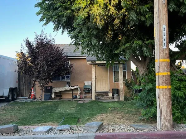 1148 S Umbrella St, Dinuba, CA 93618