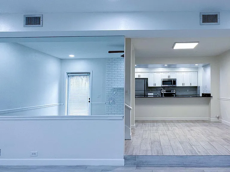 2530 W Maryland Ave #B — Photo 16