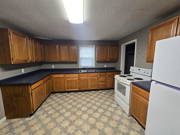 4th image of 809 Birch Rd