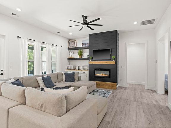 3rd image of 433 Lynn Rd