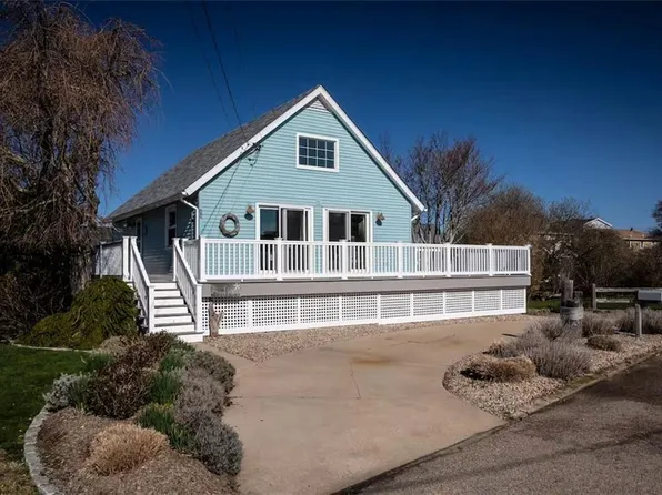 24 Redwood Dr, Narragansett, RI 02882