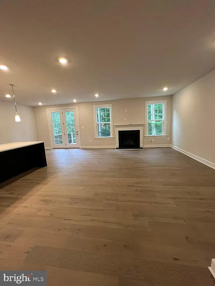 4 bed, 3.5 bath, 4300 sqft, $5,300 — Photo 4