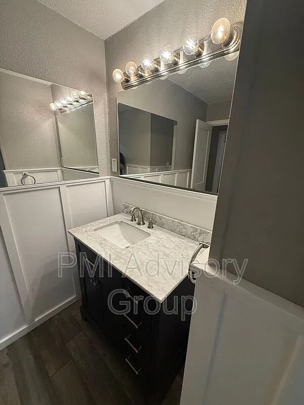 2 bed, 1.0 bath, $1,030 — Photo 3
