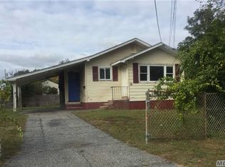 39 E Elm St, Central Islip, NY 11722