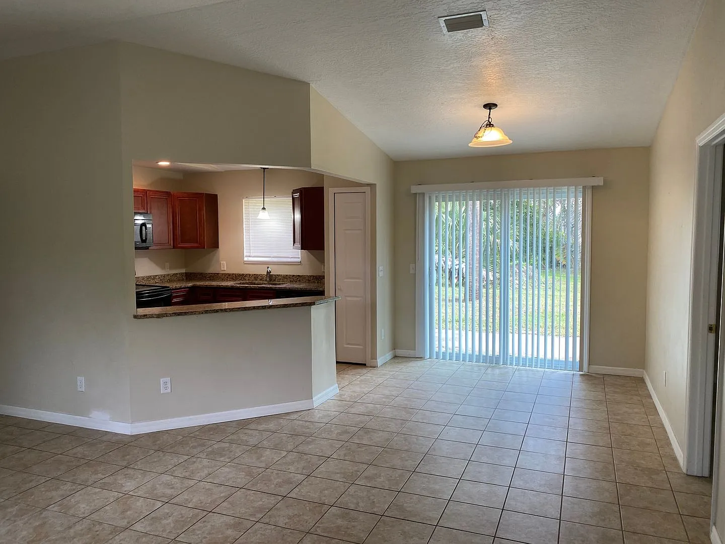3 Bedroom, 2 Bath Home With Big Back Yard. — Photo 2