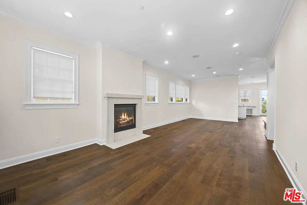 4 bed, 4.5 bath, 2800 sqft, $13,500 — Photo 2