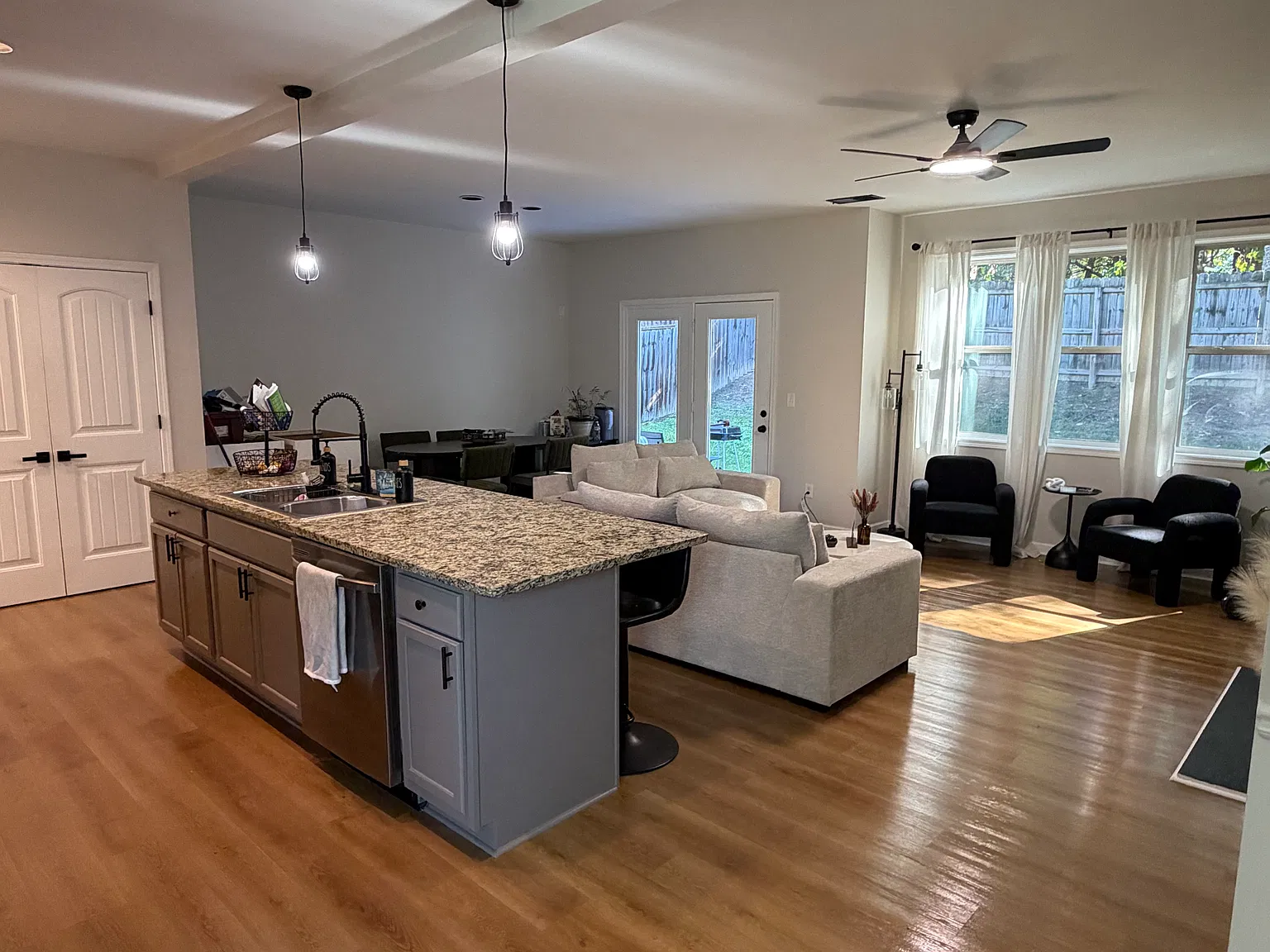 3 bed, 2.5 bath, 2124 sqft, $2,550 — Photo 2