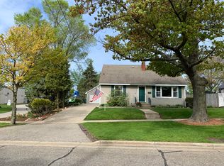 113 N Division St, Spring Lake, MI 49456