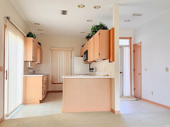 3rd image of 2151 W Woodview Dr
