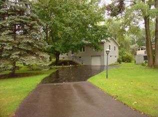 13707 Knollway Dr N, Minnetonka, MN 55305