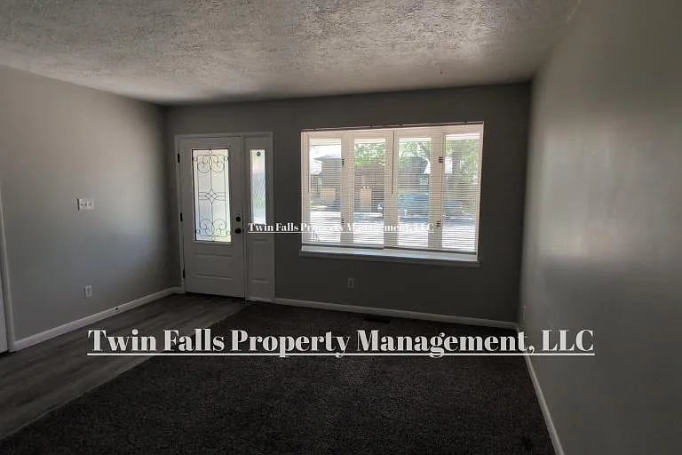256 Crestview Dr — Photo 5