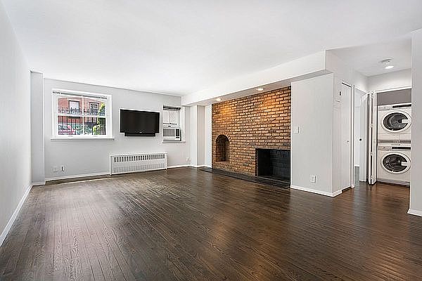 1st image of 305 W 22nd St