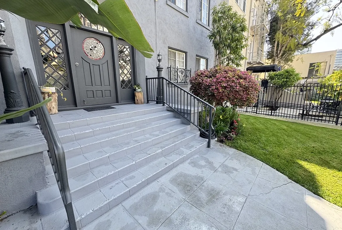 Photo 2 of 39 - 1930 Argyle Ave #9 - Los Angeles, CA Building Photo - 1930 Argyle Ave #9
