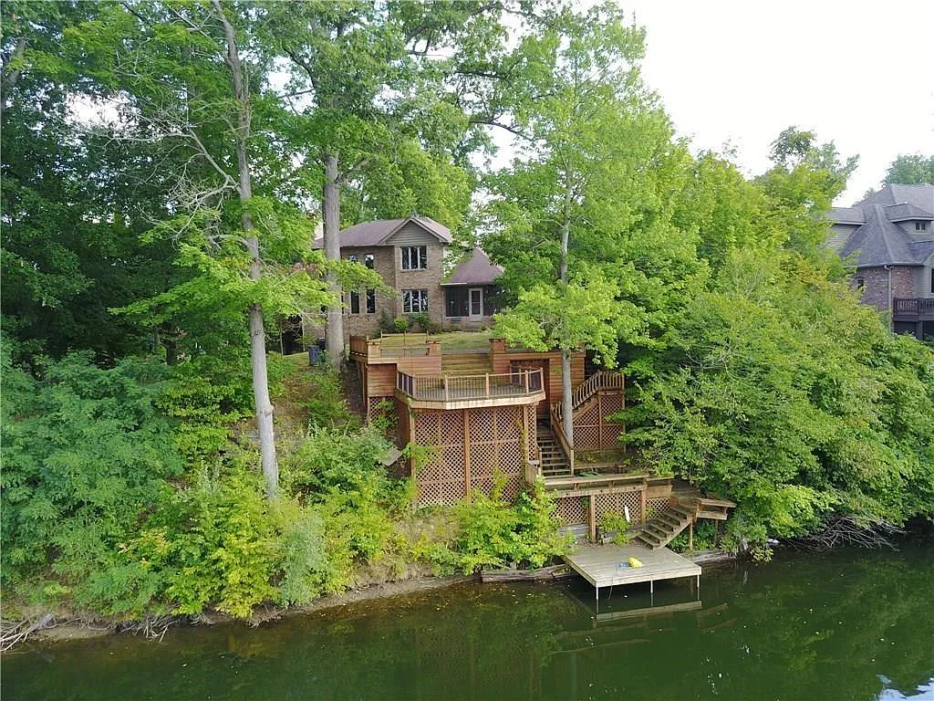 1800 Red Fox Ct W photo 1