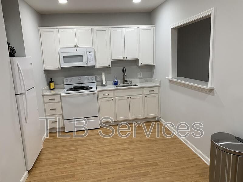 1st image of 727 Main St #733