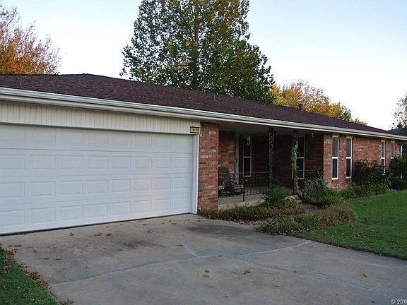 4th image of 630 S Pecan St