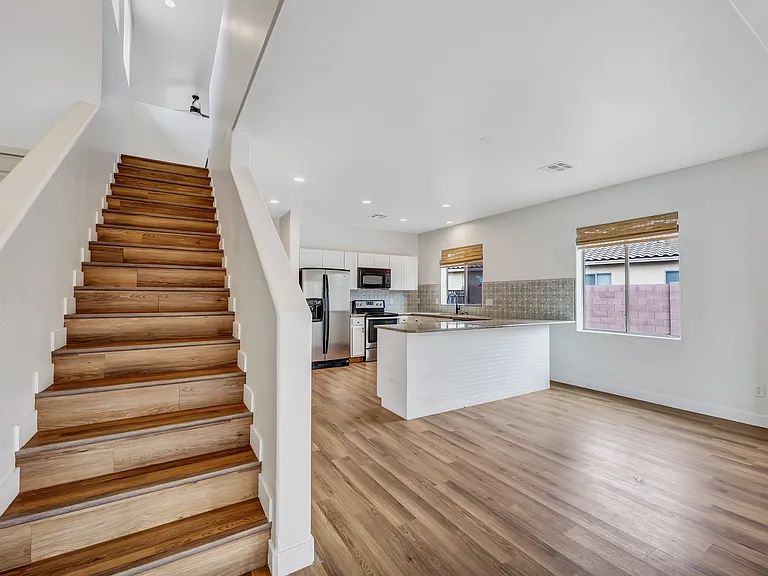 861 W Love Rd — Photo 14
