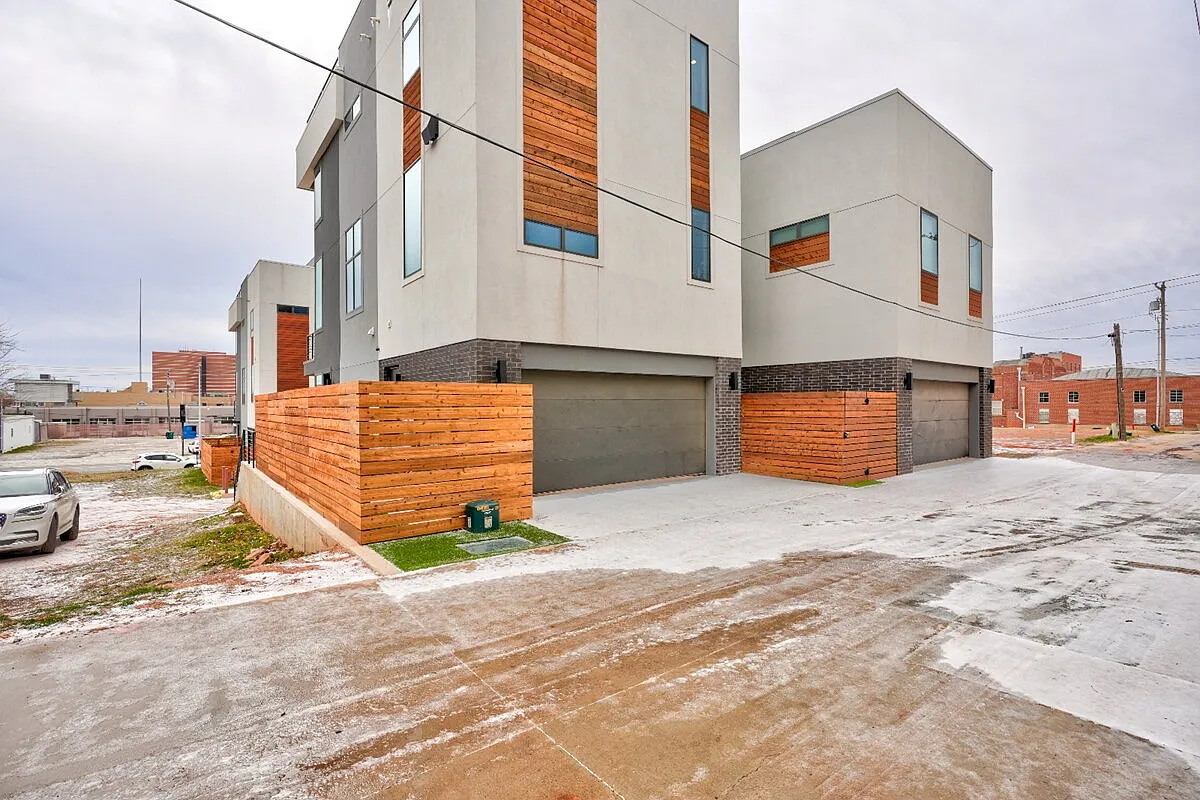 3 bed, 3.5 bath, 2100 sqft, $6,995 — Photo 2
