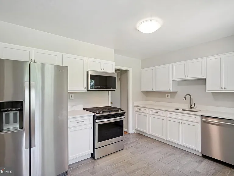 1633 Warner Ave — Photo 5