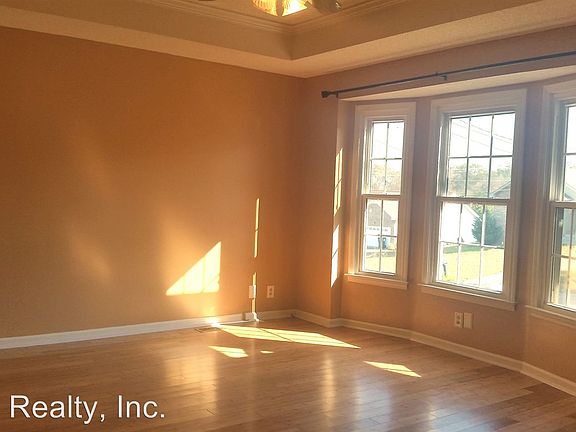 3rd image of 279 Moncrest Dr