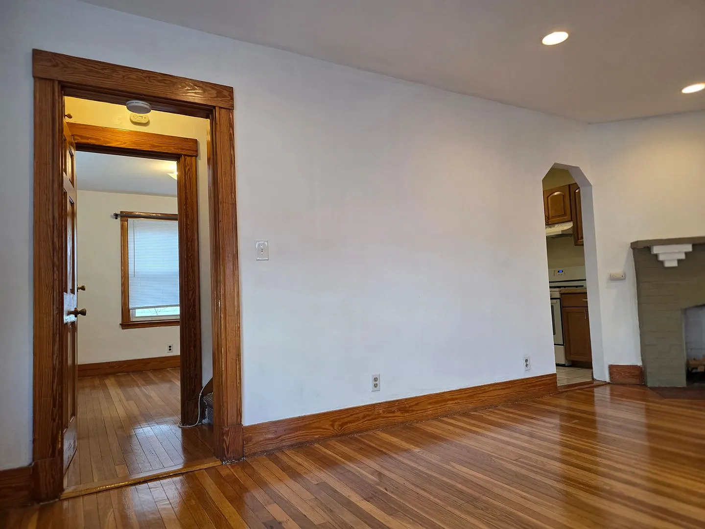 No Brokers Fee, Large Unit is Recently Renovated,2 Full Bathrooms, Backyard, Study Room Porch, La... — Photo 4