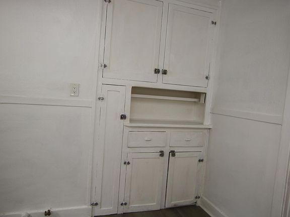 4th image of 831 E Chevy Chase Dr