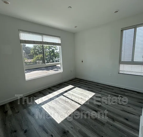 11408 Sarah St #205 — Photo 5