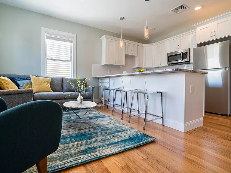 728 E 2nd St #3 — Photo 6