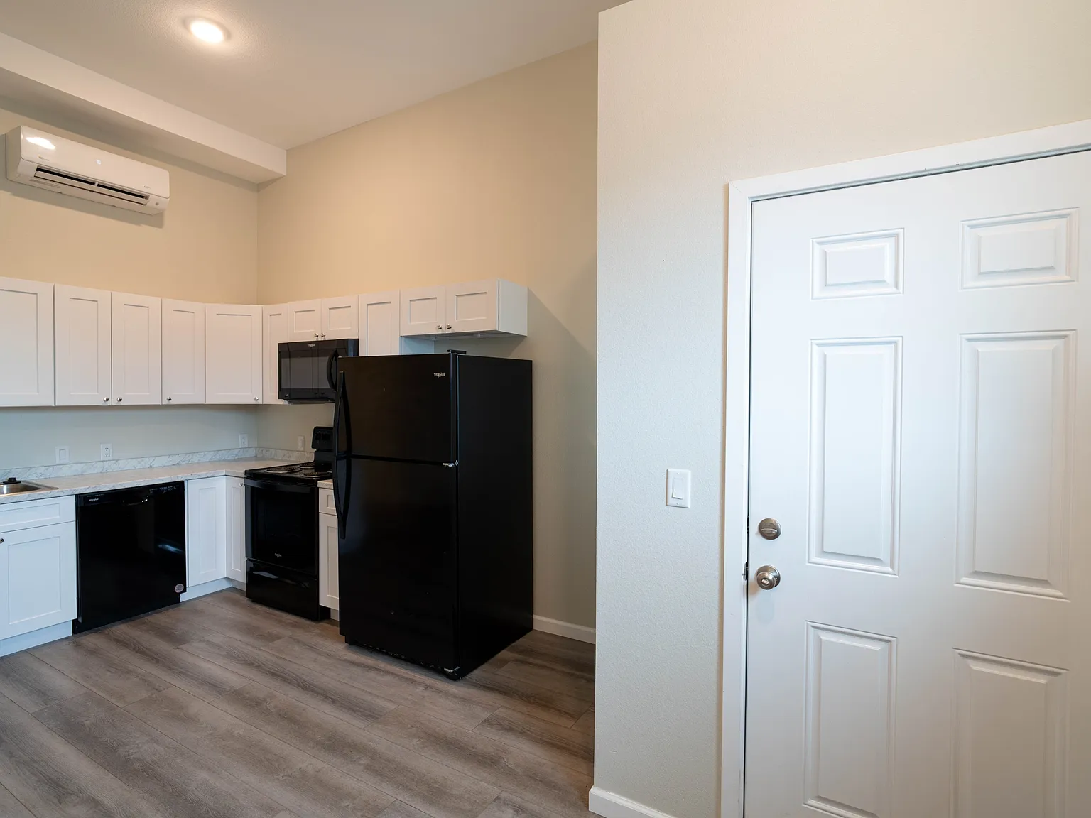 910 Broad St — Photo 4