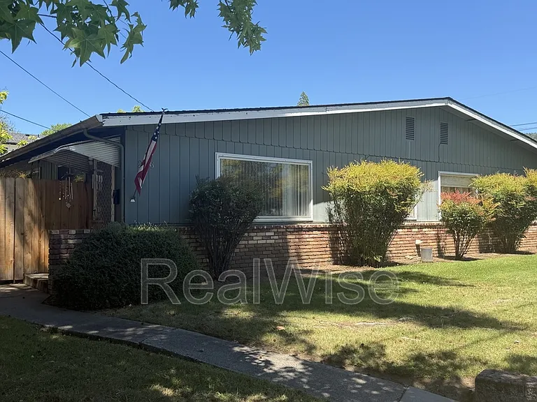 206 NW Savage St — Photo 3