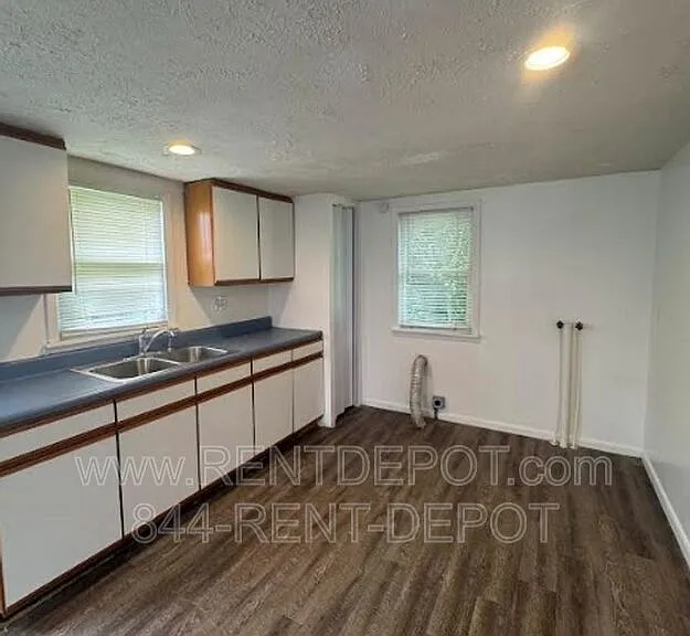 629 E Oregon St — Photo 7