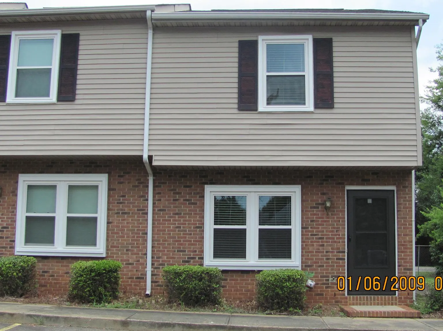 2 bed, 1.5 bath, 900 sqft, $1,295 — Photo 1