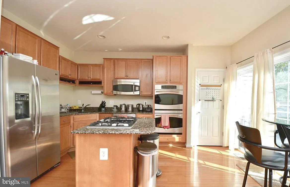 4 bed, 3.5 bath, 1600 sqft, $2,950 — Photo 3