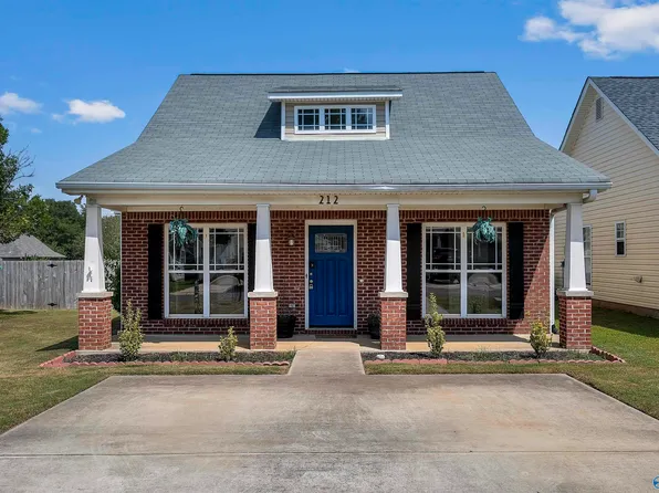 212 Creekstone Trl, Calera, AL 35040