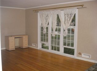 1181 Hiawatha Dr, Elgin, IL 60120