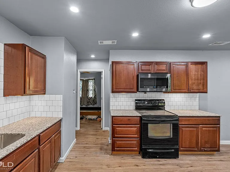 9419 Normandie Dr — Photo 15