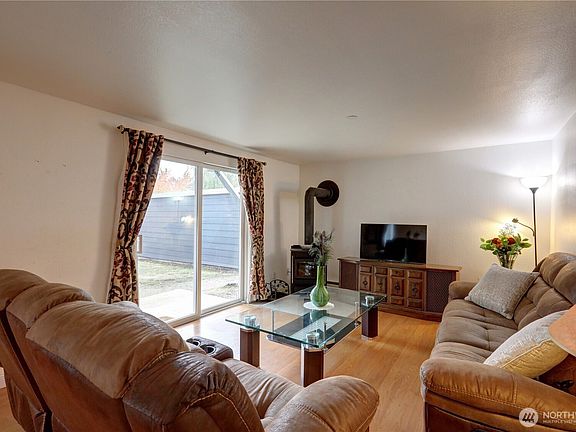 Nice size Livingroom with sliders to patio>