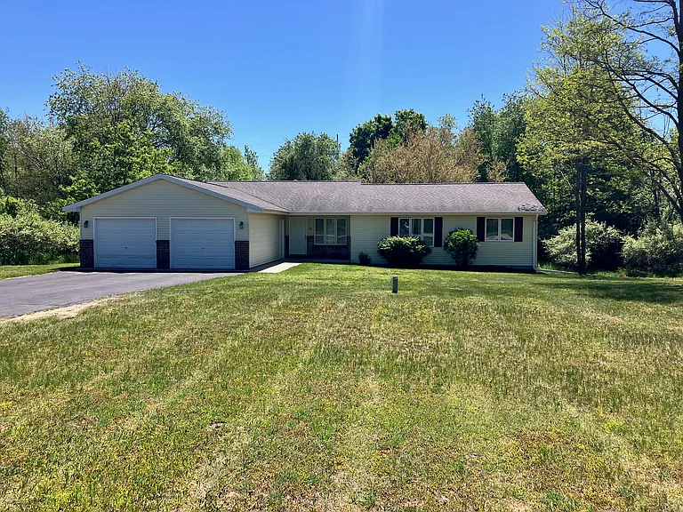 3780 Leeside Ln — Photo 2